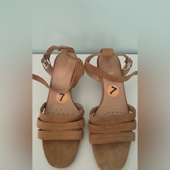 New Geox Tan Suede Block Heel Sandals - Picture 4 of 5